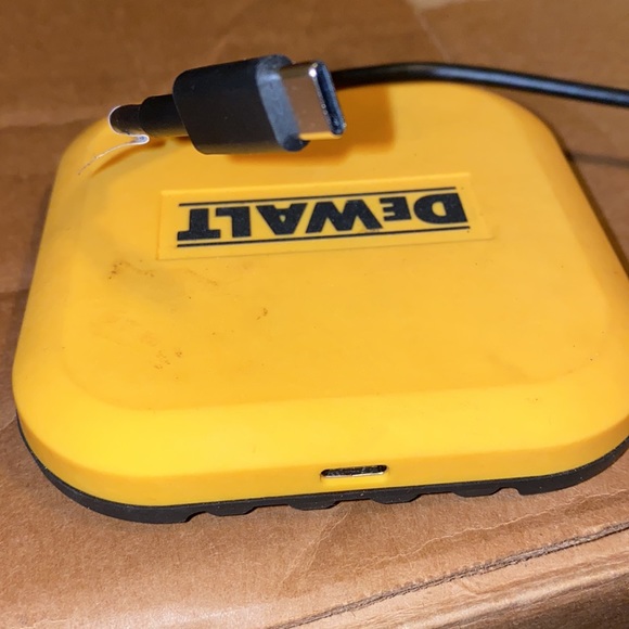 Dewalt Wireless PHONE Charging Pad - Picture 3 of 4